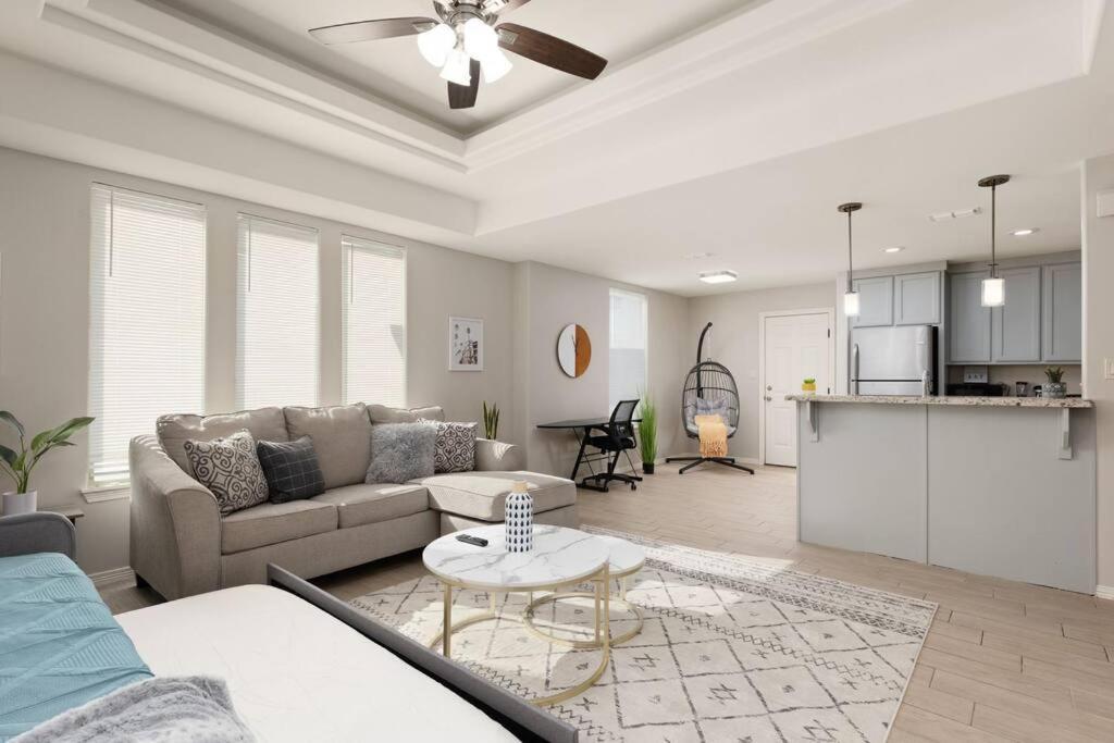 Cozy 3 Bed 2 Bath Apartment, Near Shopping Plazas, Expressway And Free Parking Единбург Екстериор снимка
