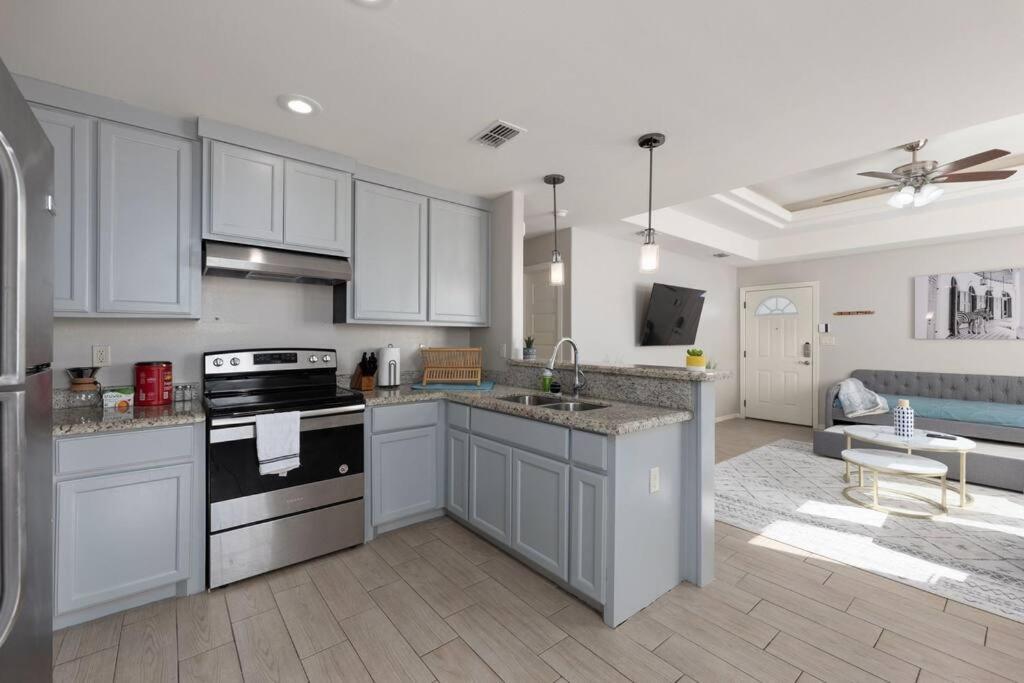 Cozy 3 Bed 2 Bath Apartment, Near Shopping Plazas, Expressway And Free Parking Единбург Екстериор снимка